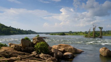 Uganda 'daki Victoria Nil' in Itanda Şelalesi, Mayıs ayının güneşli bir günü.