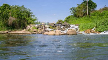 Uganda 'daki Victoria Nil' in Itanda Şelalesi, Mayıs ayının güneşli bir günü.