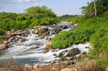 Uganda 'daki Victoria Nil' in Itanda Şelalesi, Mayıs ayının güneşli bir günü.