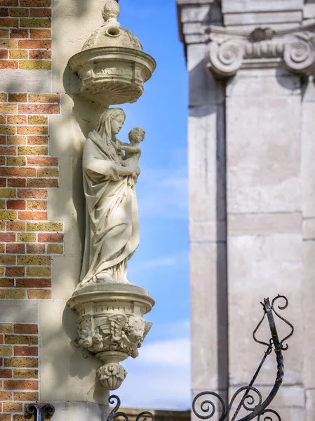 Statue Holy Mary Child House Bruges Belgium Sunny Day Summer — Foto Stock