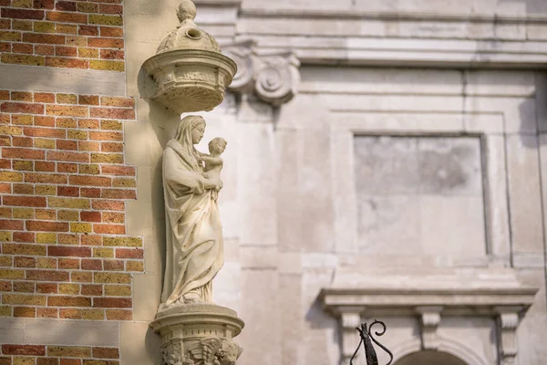 Statue Holy Mary Child House Bruges Belgium Sunny Day Summer — Foto Stock
