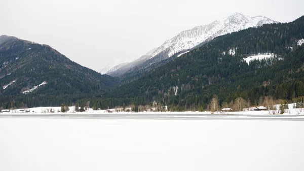 Weissensee Österrike Februari 2022 Weissensjön Österrike Kall Mulen Dag Vintern — Stockfoto