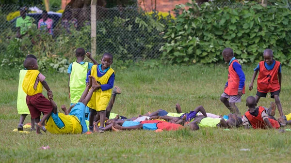 乌干达卡兰加拉 2022年5月19日 在多云的天气里 孩子们和来自欧洲的人在草地上玩耍 — 图库照片