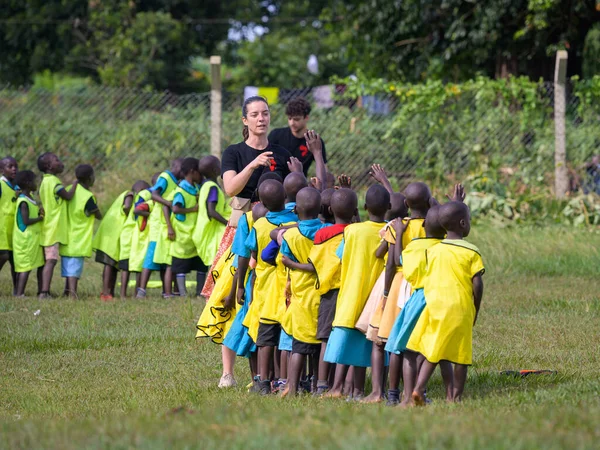 Kalangala Uganda Maj 2022 Barn Leker Med Människor Från Europa — Stockfoto