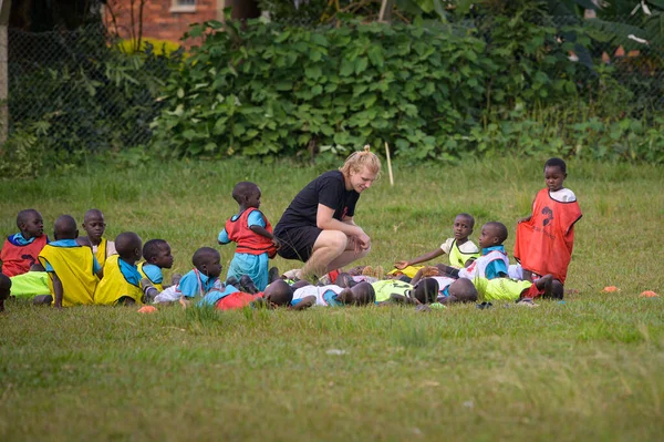 Kalangala Uganda Maj 2022 Barn Leker Med Människor Från Europa — Stockfoto