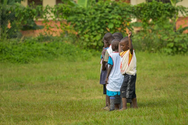 Kalangala Ουγκάντα Μαΐου 2022 Παιδιά Παίζουν Ένα Λιβάδι Συννεφιασμένη Μέρα — Φωτογραφία Αρχείου