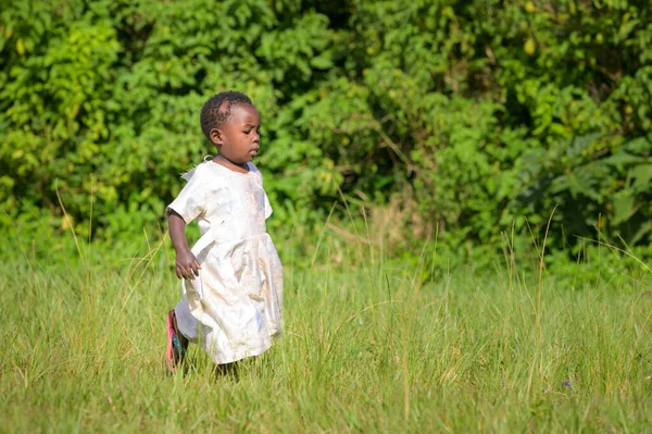 乌干达 卡兰加拉 2022年5月19日 穿着白色连衣裙的女孩 绿色草地 — 图库照片