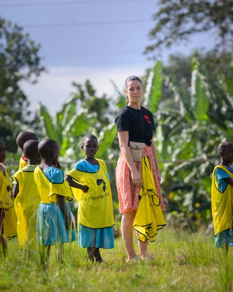 Kalangala Uganda Maj 2022 Barn Leker Med Människor Från Europa — Stockfoto