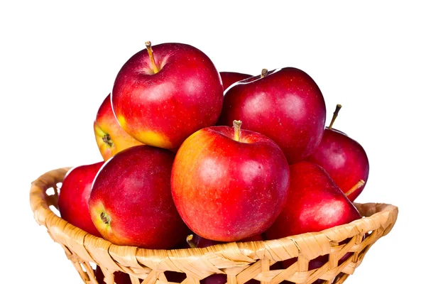 Manzanas rojas en canasta de mimbre — Foto de Stock