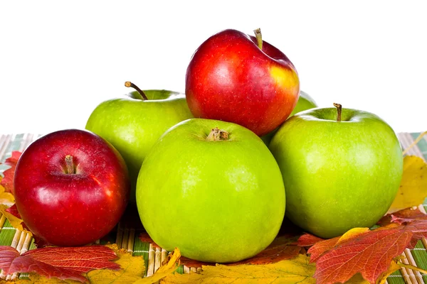 Manzanas y hojas rojas y verdes — Foto de Stock