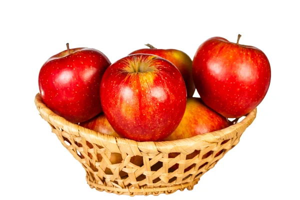 Pommes rouges dans un panier en osier — Photo