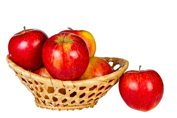 Pommes rouges dans un panier en osier — Photo