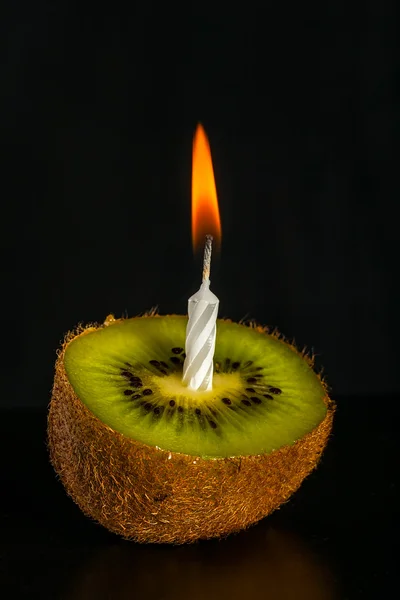 Romantische Kiwi-förmige Kerze — Stockfoto
