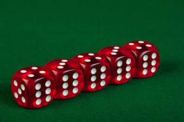 Dices yeşil kumaş üzerine.