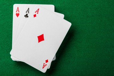 kartlar ve oyun kağıdı paketi.