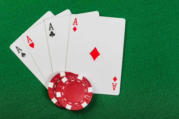 Fichas y cartas para el póquer . — Foto de Stock
