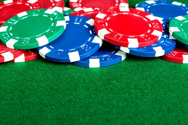 Poker chips på bordet. — Stockfoto