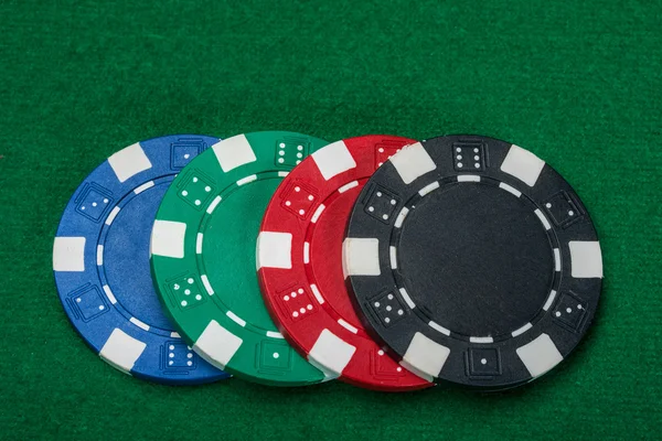 Фишки для покера на столе . — стоковое фото