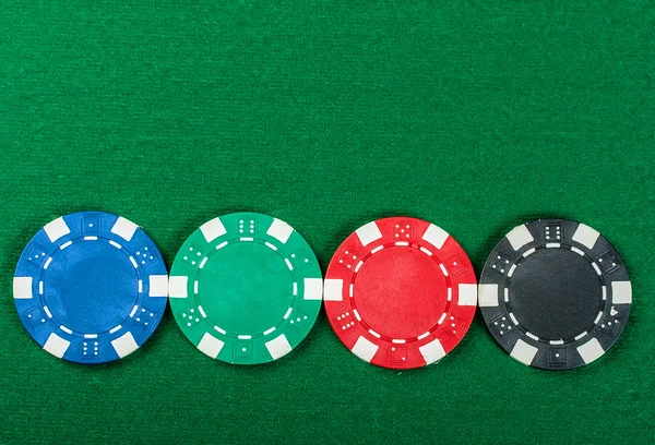 Фишки для покера на столе . — стоковое фото