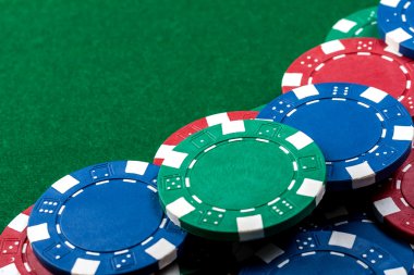 Masanın üzerindeki fişlere.