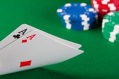 cips ve poker için kartlar.