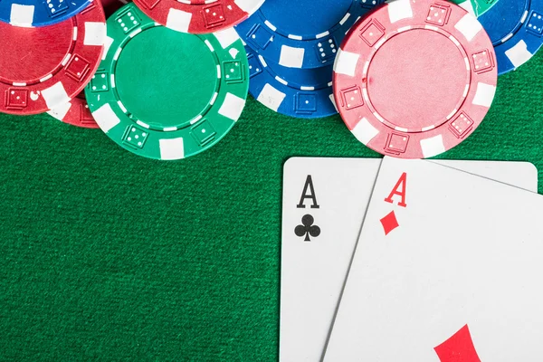 Chip, és a póker kártya. — Stock Fotó