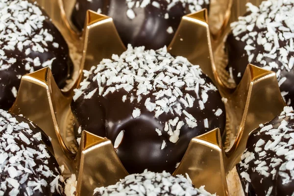 Chocolates com coco — Fotografia de Stock