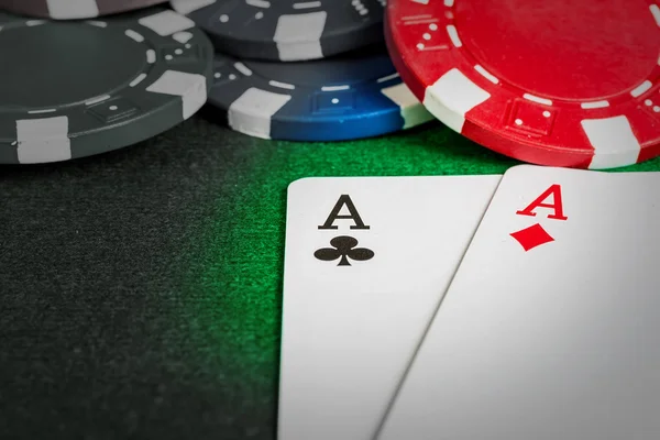 Chips en kaarten voor de poker. — Stockfoto