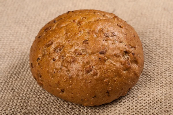 Broodje met sesamzaad — Stockfoto