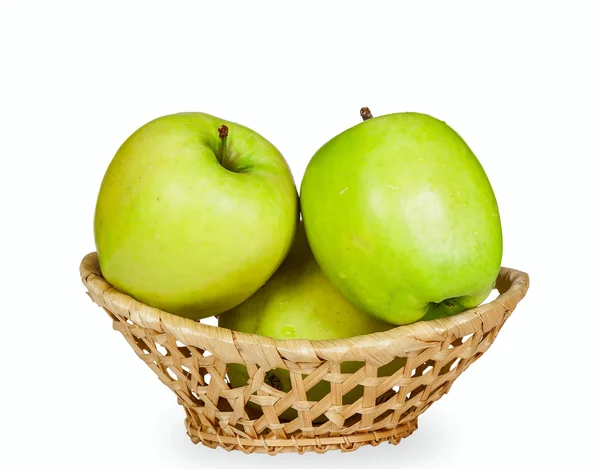 Pommes vertes dans un panier en osier — Photo