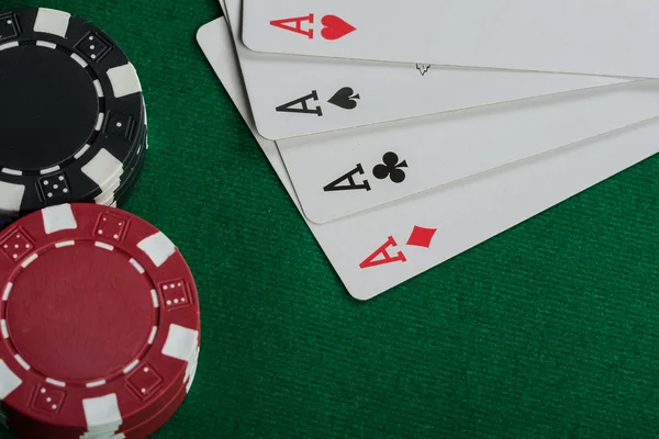 Chipek és kártyák a póker. — Stock Fotó