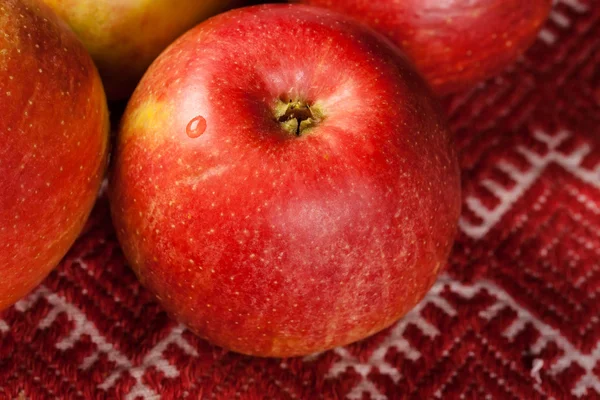 红色桌布上的红苹果 — 图库照片