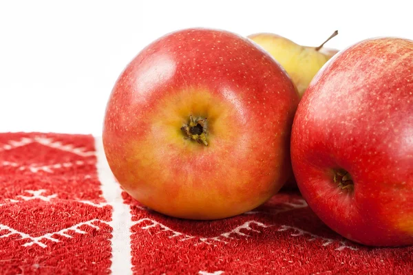 Pommes rouges sur nappe rouge — Photo