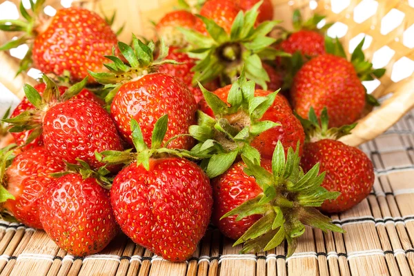Saftiga mogna jordgubbar — Stockfoto