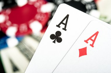 cips, para, poker masasında kartlar