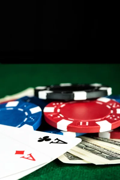 Jetons, argent, cartes sur table de poker — Photo