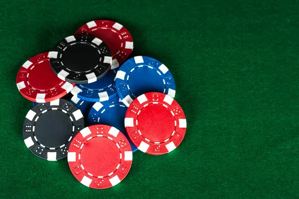 Masanın üzerindeki fişlere.