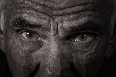 ritratto bianco e nero di un uomo anziano