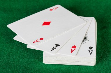 kartlar ve oyun kağıdı paketi.