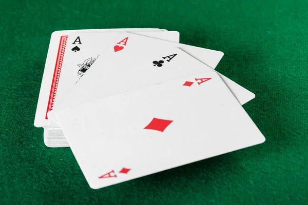 Karty a balíček hracích karet. — Stock fotografie