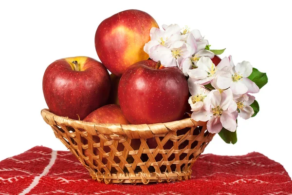 Manzanas rojas y flores — Foto de Stock