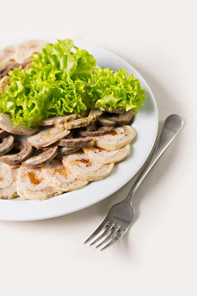 Rollo de res con albaricoques secos y primer plano de ensalada — Foto de Stock