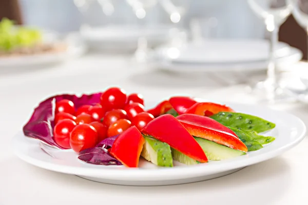 Placa con verduras en rodajas — Foto de Stock