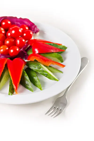 Placa con verduras en rodajas — Foto de Stock