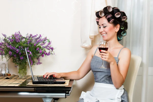 Mulher bonita na cozinha com notebook — Fotografia de Stock