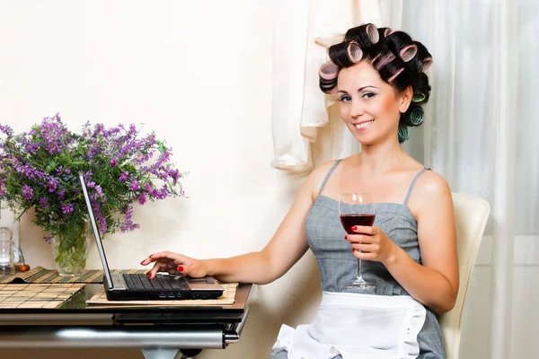 美丽的女人在厨房里用的笔记本电脑 — 图库照片