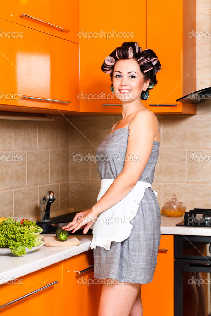 Домохозяйка шалит на кухне