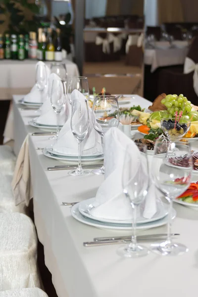 Накрытый стол для празднования свадьбы или вечеринки — стоковое фото