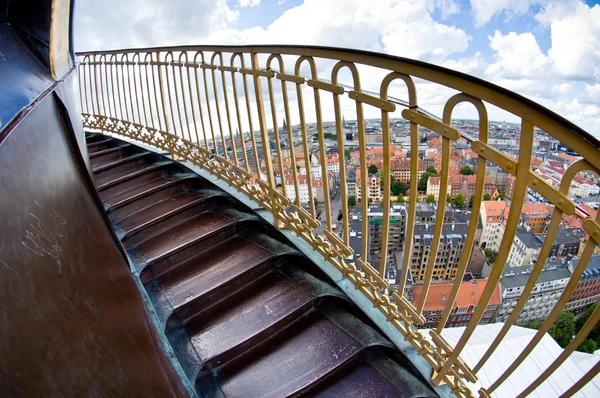 Escadas íngremes em espiral acima da cidade — Fotografia de Stock