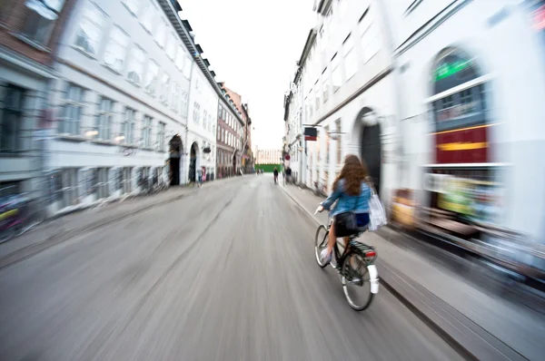 Promenade à vélo en ville, flou du mouvement — Photo